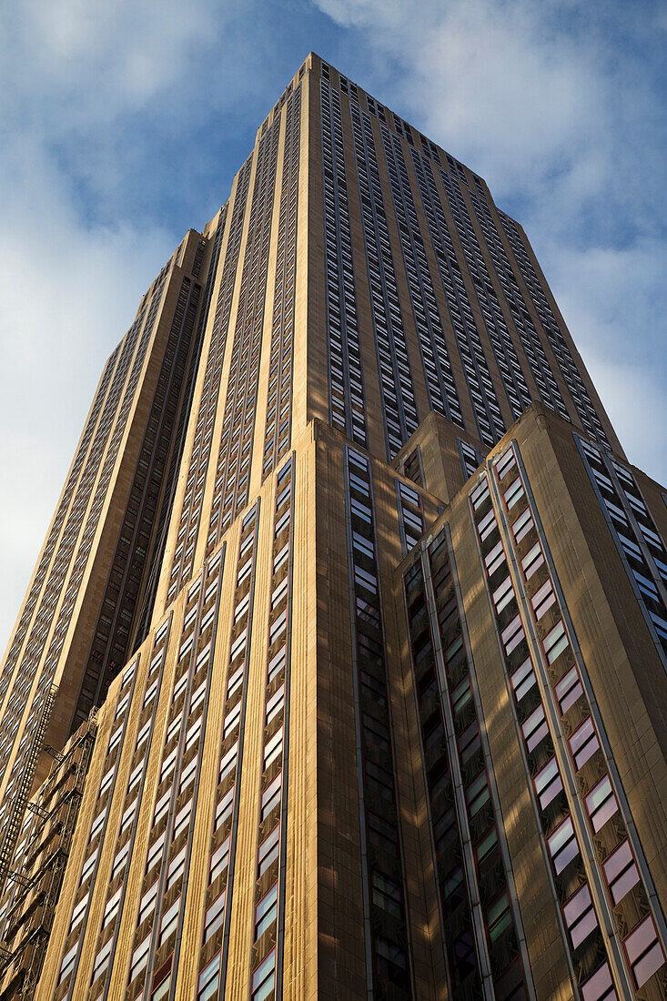 Blick nach oben auf das Empire State Building, New York City, New York, USA