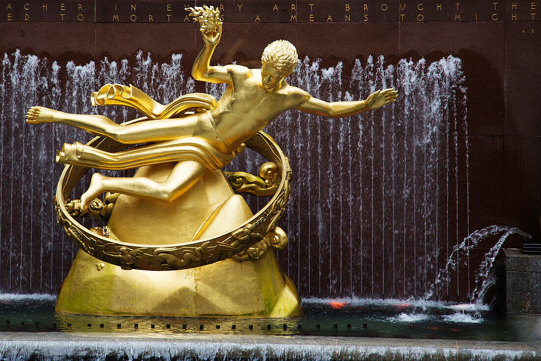 Prometheus-Statue im Rockefeller Center, Midtown Manhattan, New York City, New York, USA