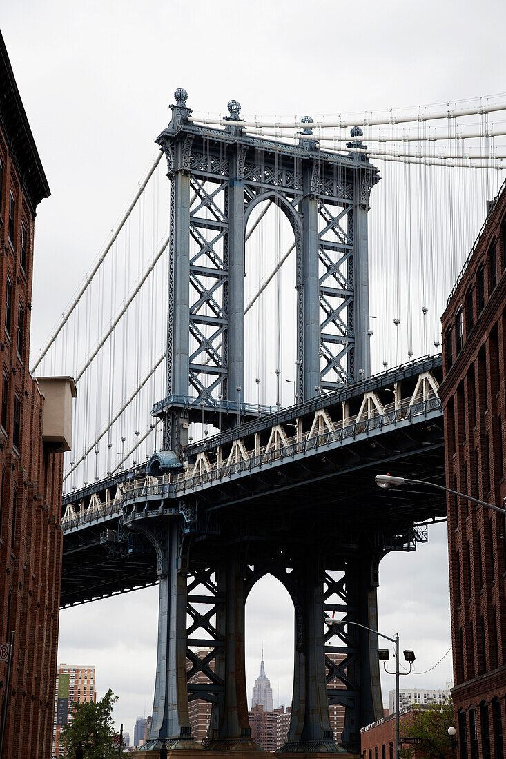 Brooklyn Bridge mit Empire State Building von Brooklyn aus, New York City, New York, USA