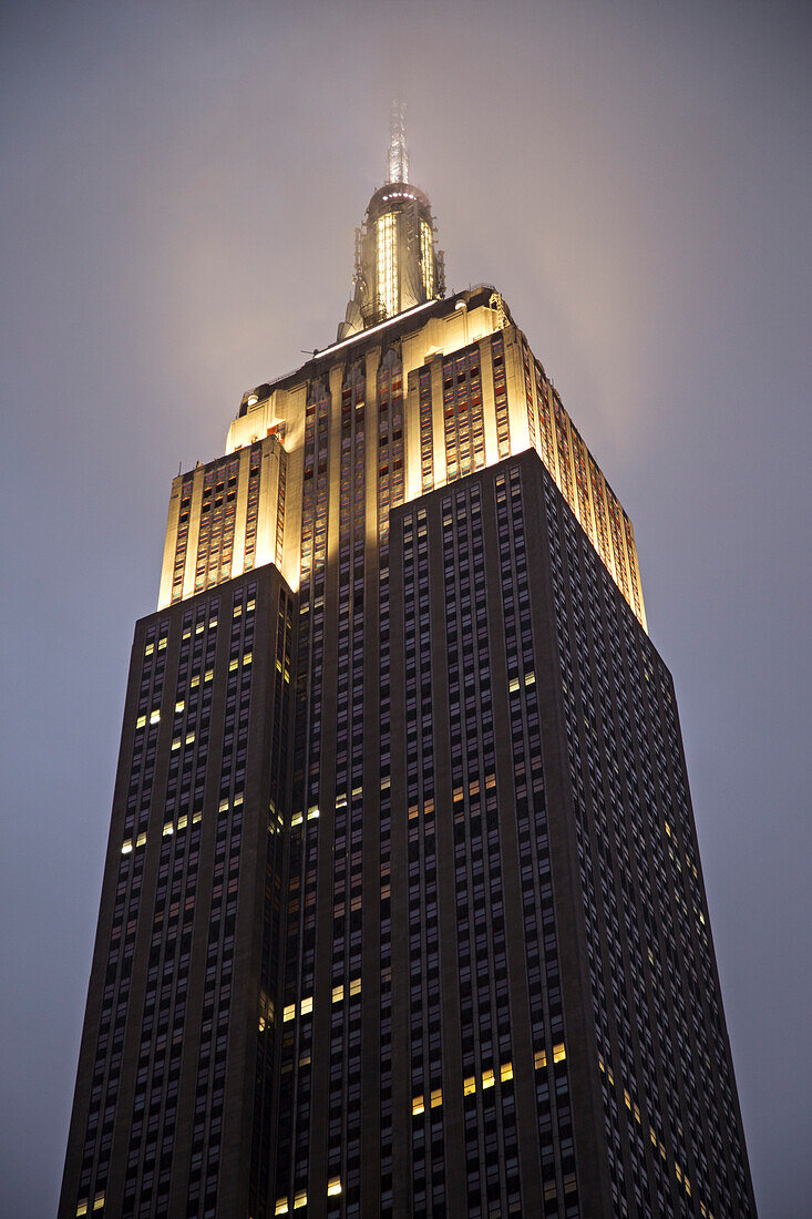 Empire State Building beleuchtet in der Abenddämmerung, New York City, New York, USA