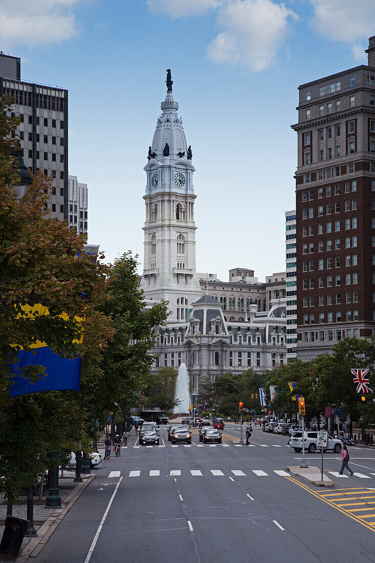 Rathaus von Philadelphia vom Benjamin Franklin Parkway aus gesehen mit LOVE Park Fountain, Philadelphia, Pennsylvania, USA