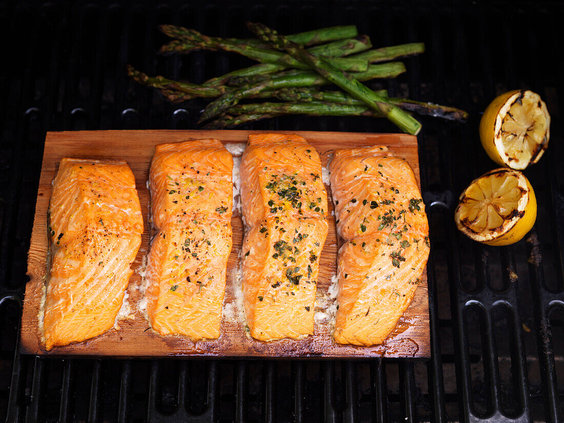 Fisch und Spargel auf dem Grill