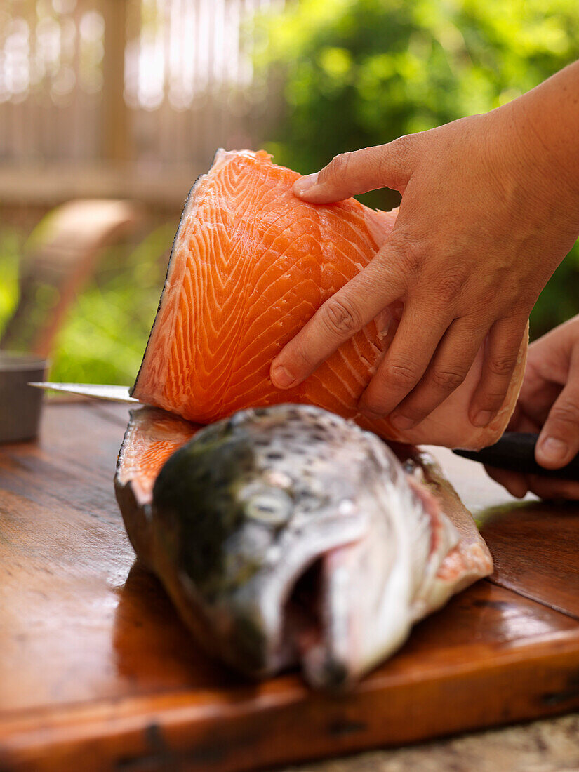 Person filetiert Fisch