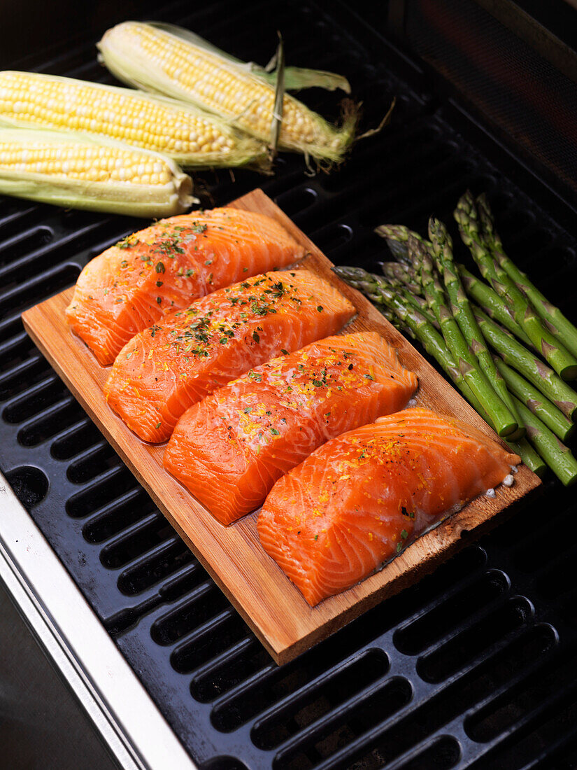 Fisch, Spargel und Mais auf dem Grill