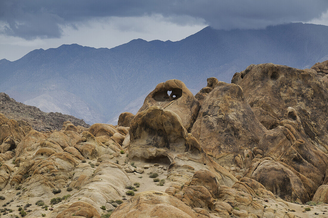 Felsformationen der Alabama Hills mit der Sierra Nevada im Hintergrund in Ostkalifornien, USA