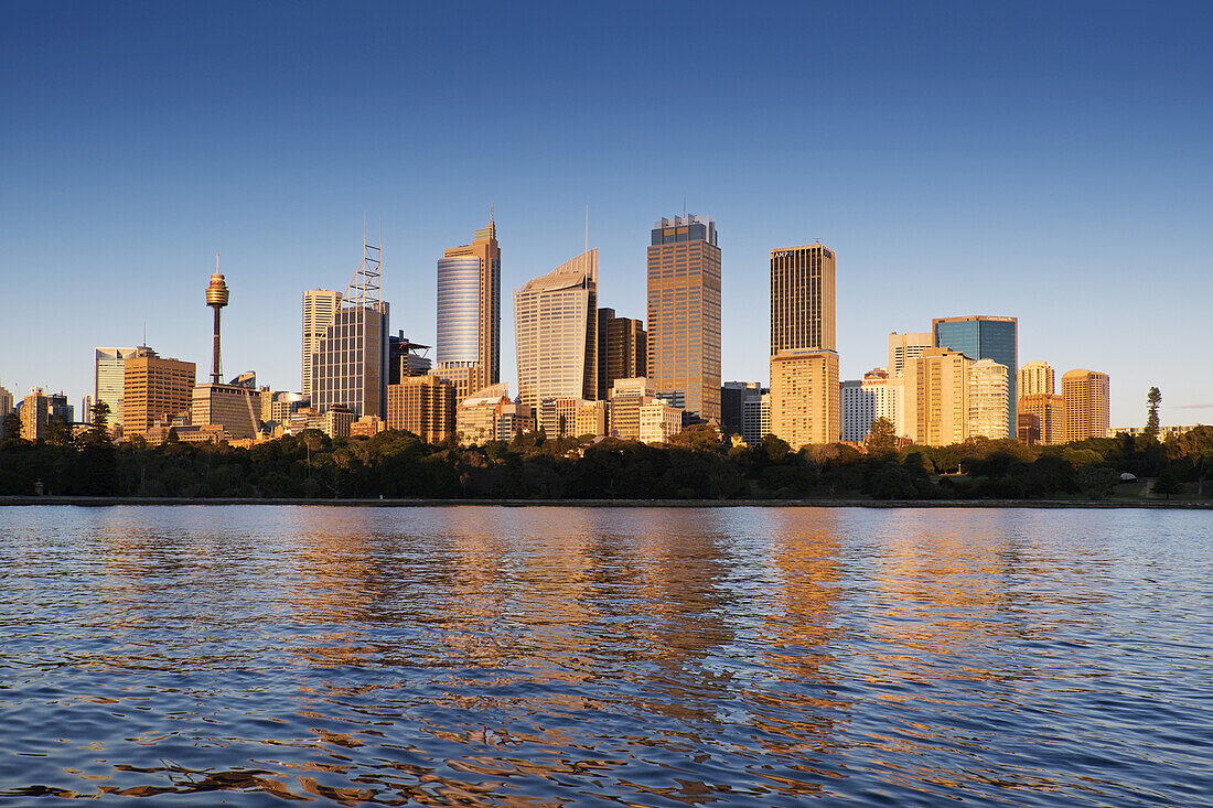 Sydney Harbour und Skyline des Central Business District in Sydney, Australien