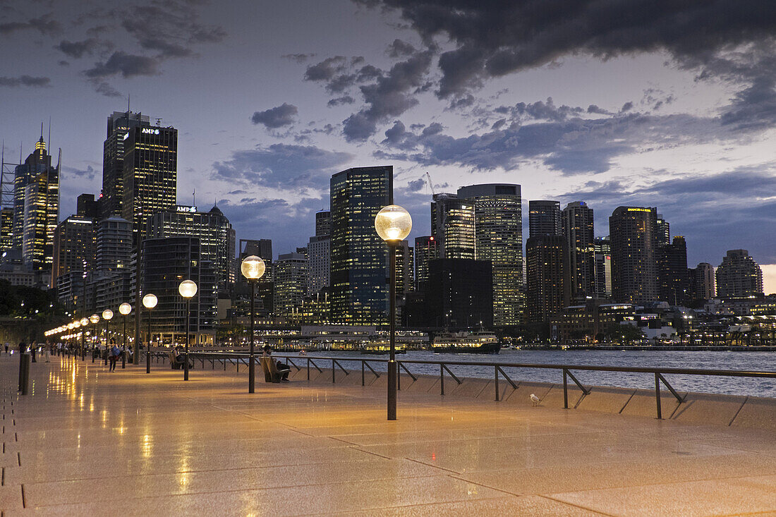 Seaside Promenade und Skyline von Sydney in der Abenddämmerung am Circular Quay in Australien