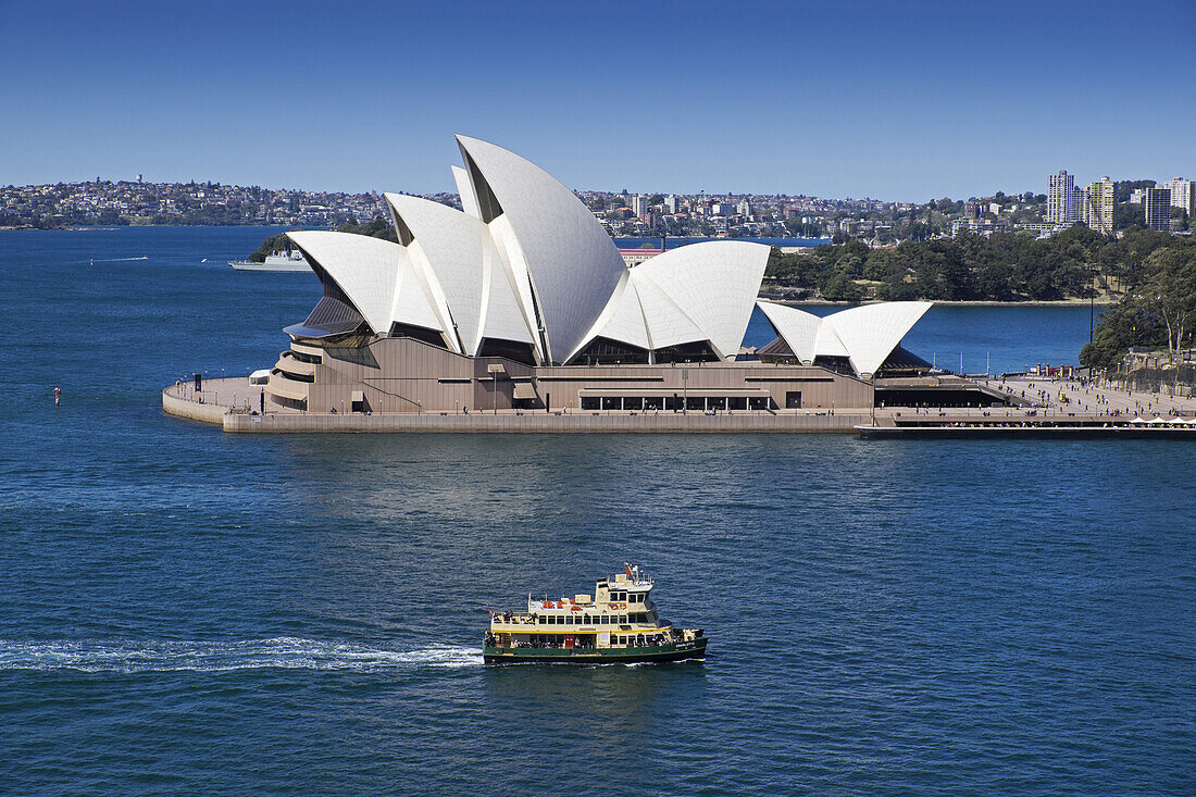 Fähre über den Hafen von Sydney mit dem Opernhaus von Sydney an einem sonnigen Tag in Sydney, Australien