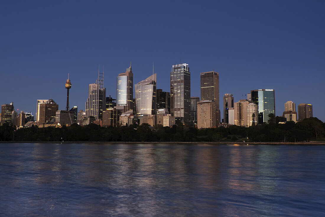 Sydney Harbour und die Skyline von Sydney in der Abenddämmerung, Australien