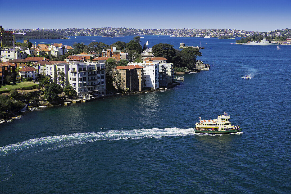 Fährschiff verlässt das Ufer im Hafen von Sydney an einem sonnigen Tag in Sydney, Australien