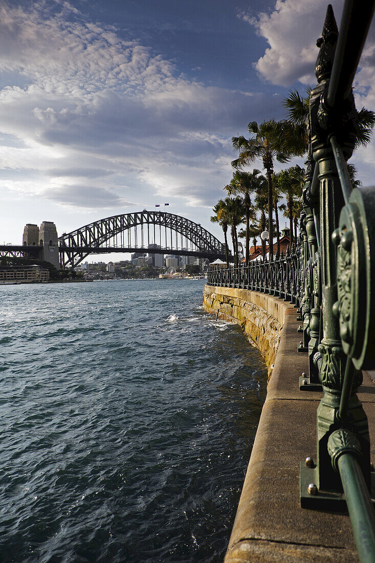 Promenade am Circular Quay in Sydney Cove mit der Sydney Harbour Bridge im Hintergrund in Sydney, Australien