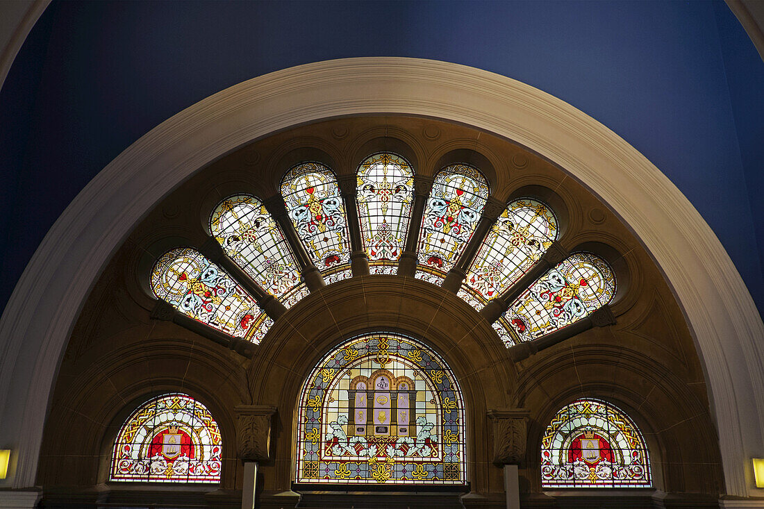 Bogen mit Buntglasfenstern über dem Eingang des Queen Victoria Building in der George Street im zentralen Geschäftsviertel von Sydney, Australien