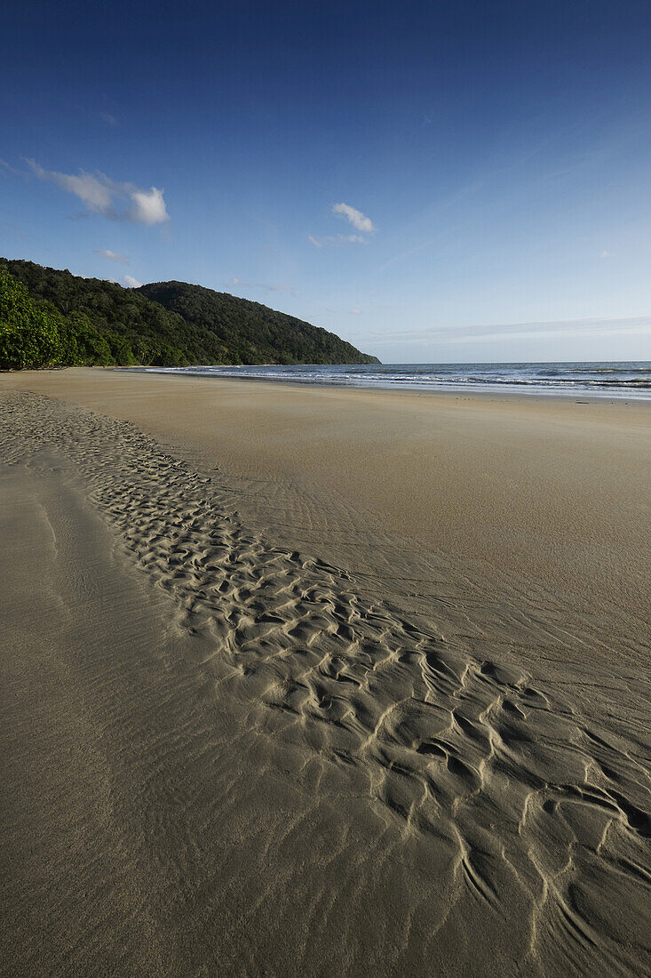 Muster im nassen Sand am Strand von Cape Tribulation in Queensland, Australien
