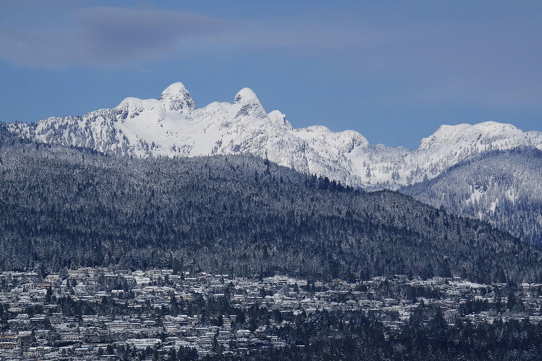 Die Löwen mit dem Wohngebiet British Properties in West Vancouver im Winter, British Columbia, Kanada