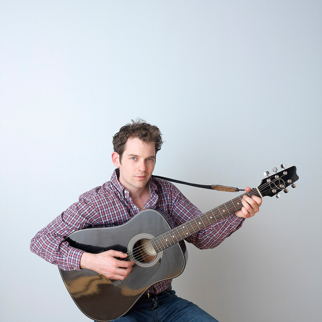 Portrait eines Mannes, der Gitarre spielt