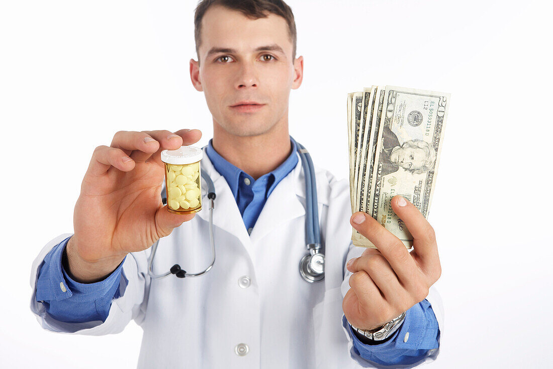 Portrait eines Arztes, der Geld und Pillen hält