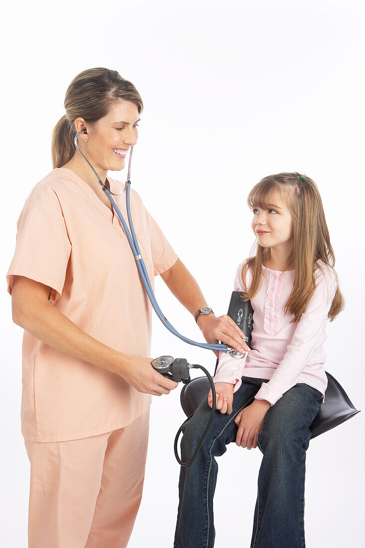 Krankenschwester prüft Blutdruck des Kindes