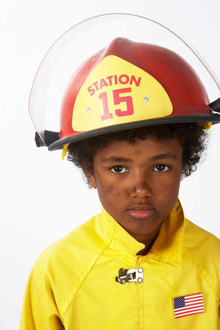 Junge als Feuerwehrmann gekleidet