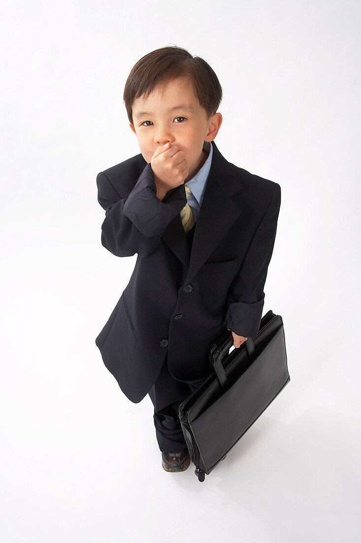 Kleiner Junge als Geschäftsmann verkleidet