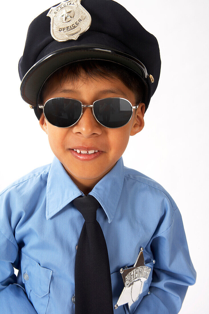 Kleiner Junge als Polizist verkleidet