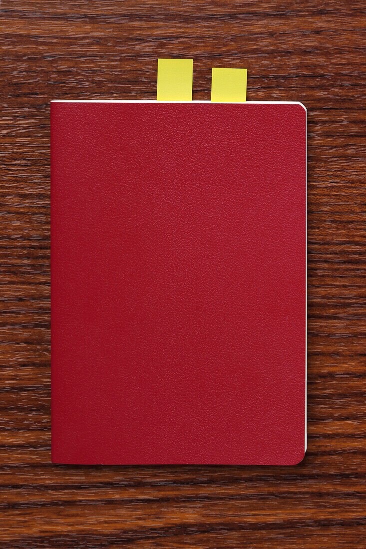 Rotes Journal auf Schreibtisch