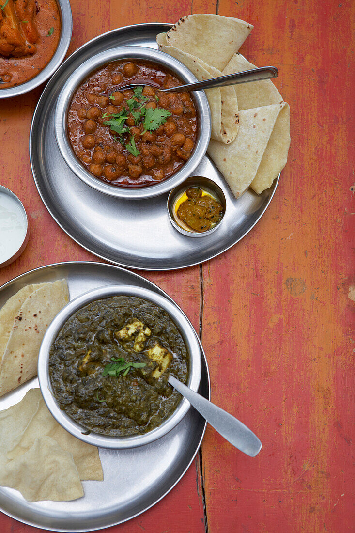 Chana Masala, Saag Paneer, Gemüse Makhani, Papadum, Chapati, und Mixed Pickle