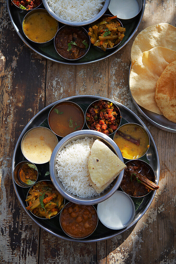 Thali, Rasam, Chana Masala, Kadai Bhindi, Gemischtes Gemüsecurry, Sambhar, Saag Paneer, Payasam, und Mixed Pickle