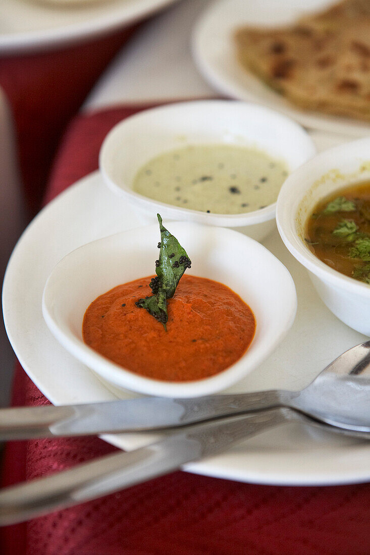 Curry-Blatt und indisches Chutney