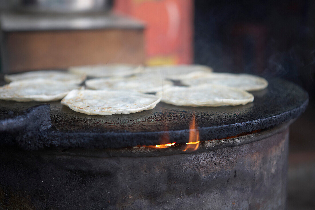 Paratha-Brot auf einer Grillplatte, Kochi, Kerala, Indien