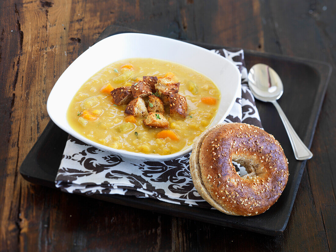 Erbsensuppe mit Croutons und Bagel