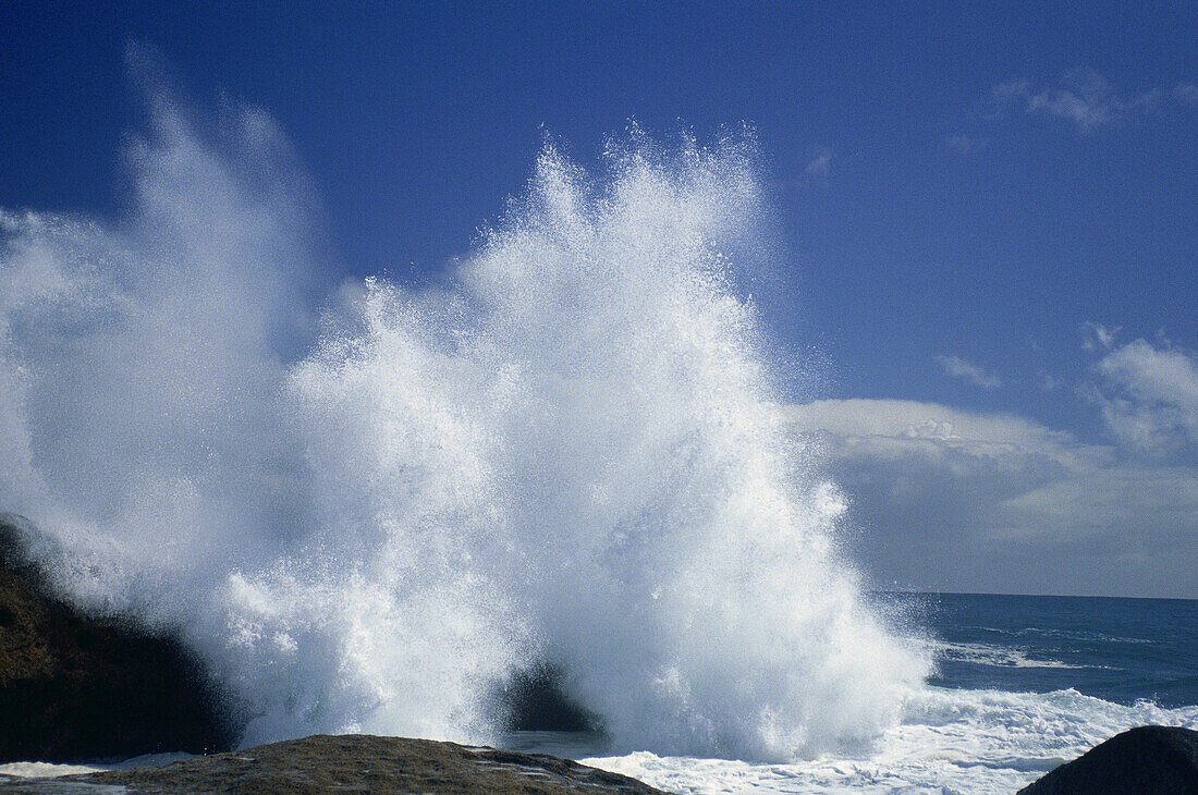 Wellen brechen am Ufer, Atlantischer Ozean, Südafrika
