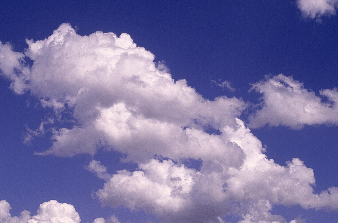 Wolken bei blauem Himmel