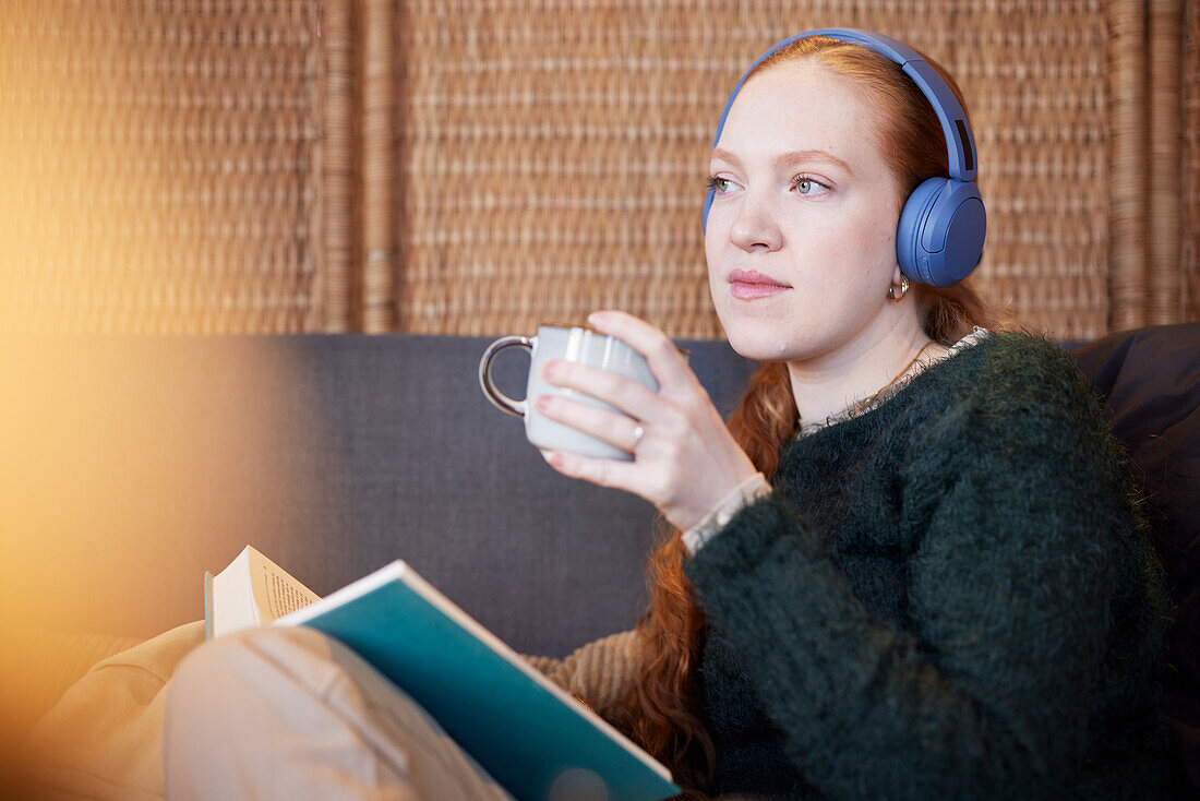 Junge Frau studiert, Buch lesend im Cafe