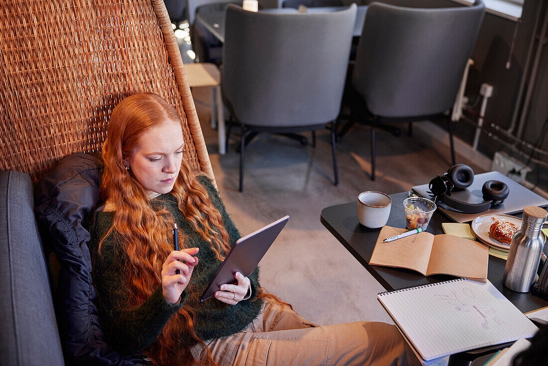 Junge Frau beim Lernen in einem Cafe