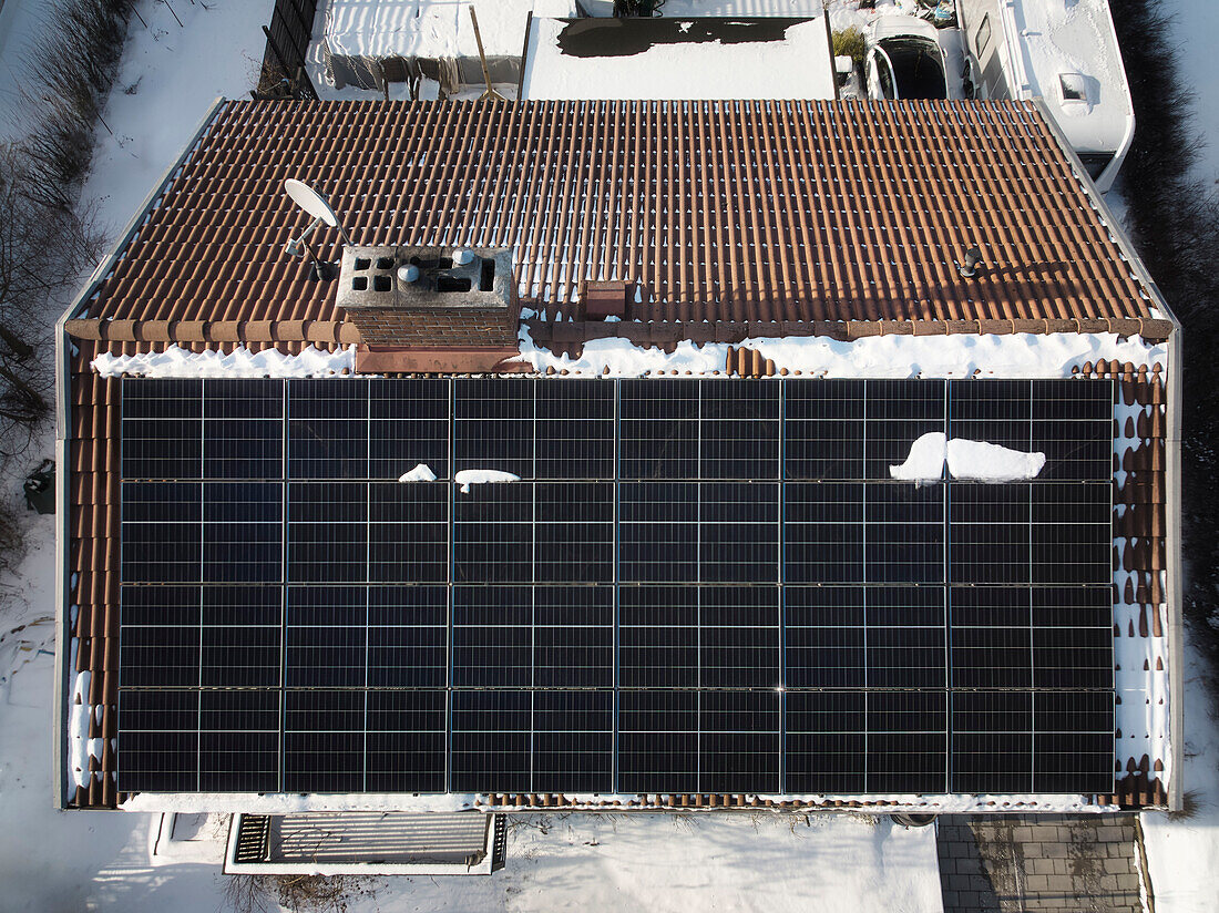 Blick von oben auf Sonnenkollektoren auf dem Dach