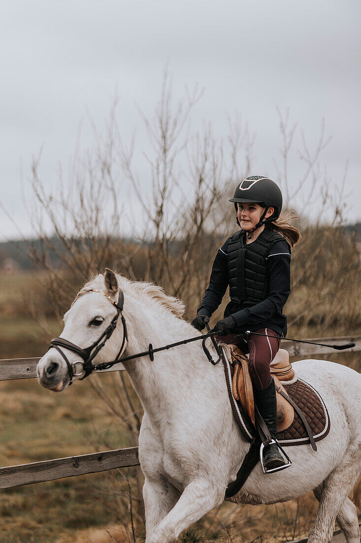 Blick auf ein Mädchen beim Reiten