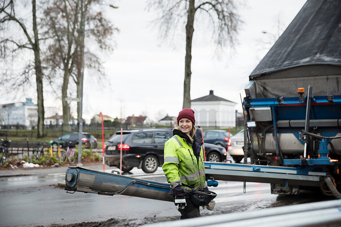 Lächelnde Bauarbeiterin auf der Baustelle