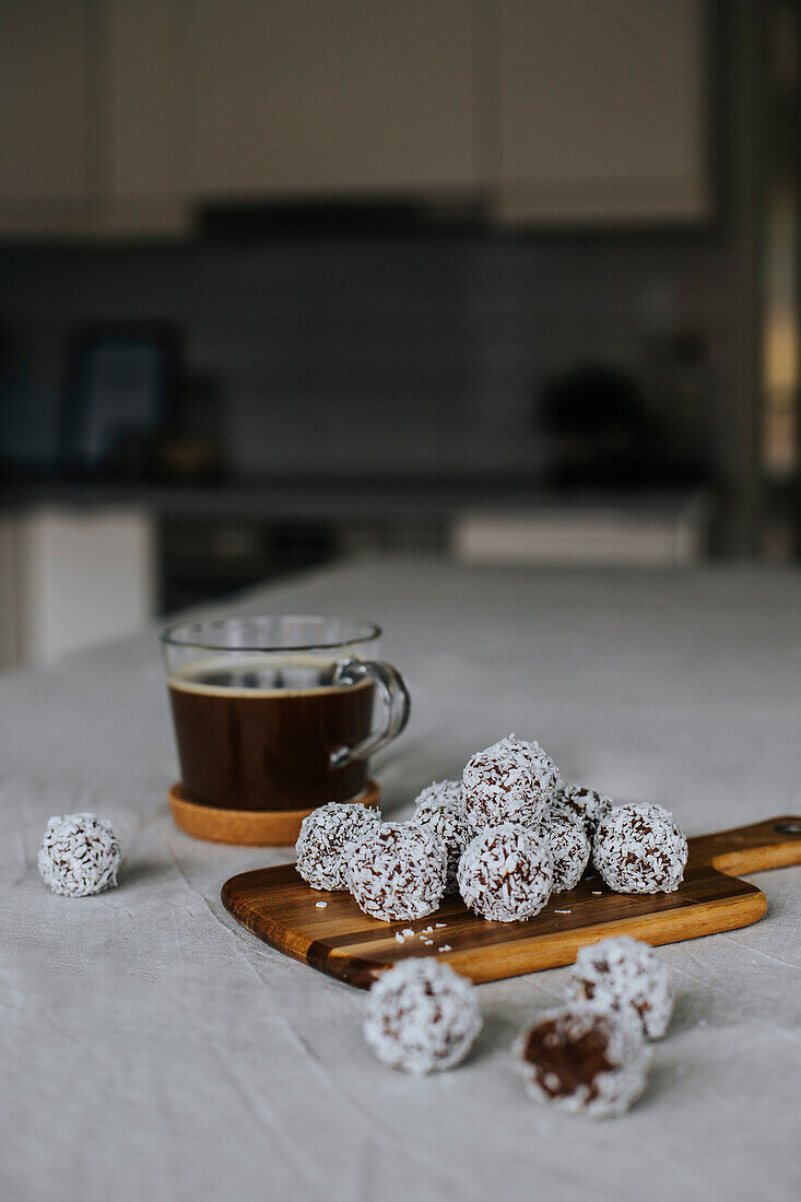 Kaffee und Kugeln mit Kokosnuss bedeckt