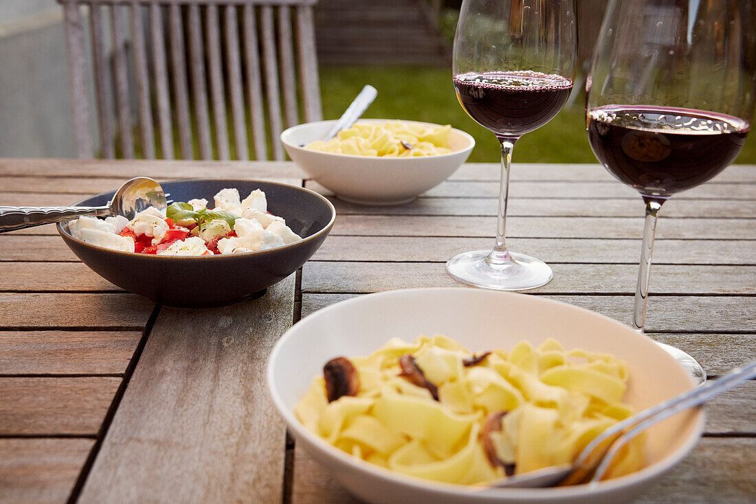 Essen und Wein auf einem Tisch im Garten