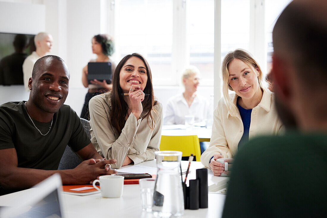 Gruppe von Geschäftsleuten, die ein Projekt im Büro besprechen