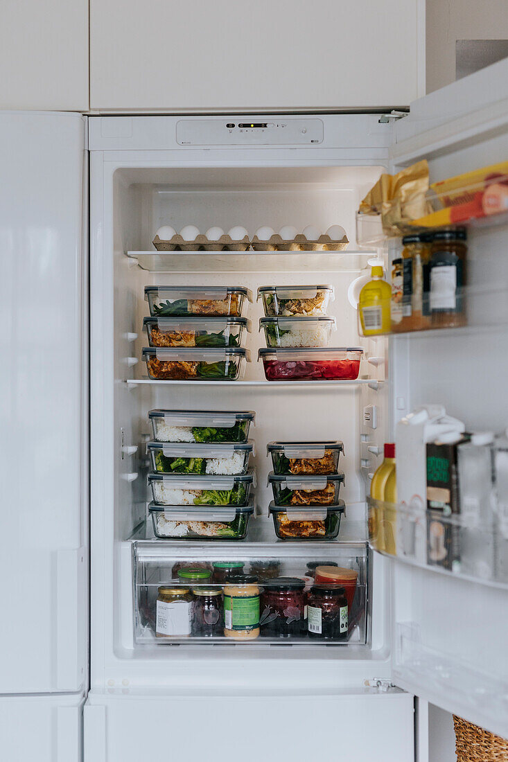 Kühlschrank gefüllt mit Brotdosen als Teil der Vorbereitung einer gesunden Mahlzeit