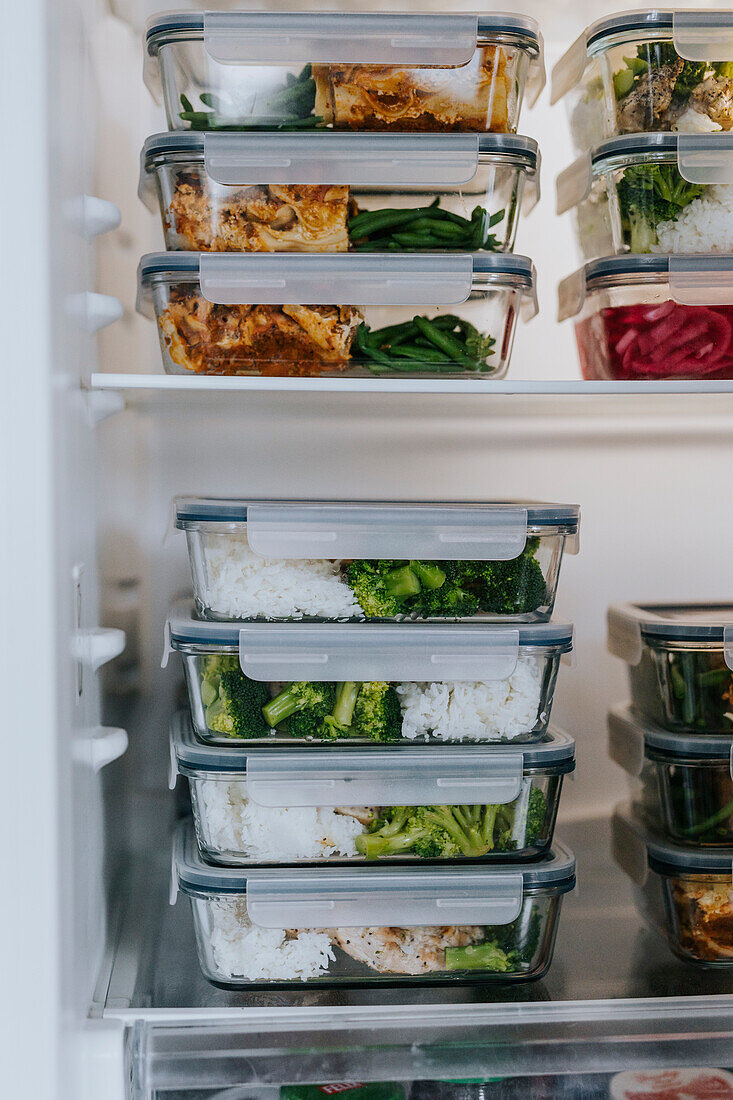 Kühlschrank gefüllt mit Lunchpaketen als Teil der Vorbereitung einer gesunden Mahlzeit
