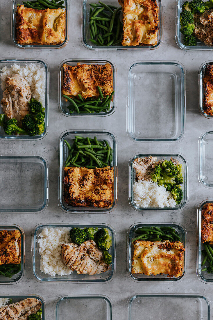Draufsicht auf Lunchboxen als Teil der Vorbereitung einer gesunden Mahlzeit