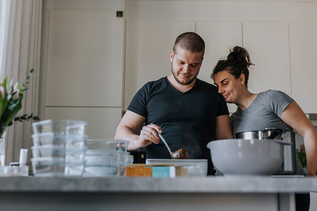 Paar bei der Vorbereitung einer gesunden Mahlzeit zu Hause