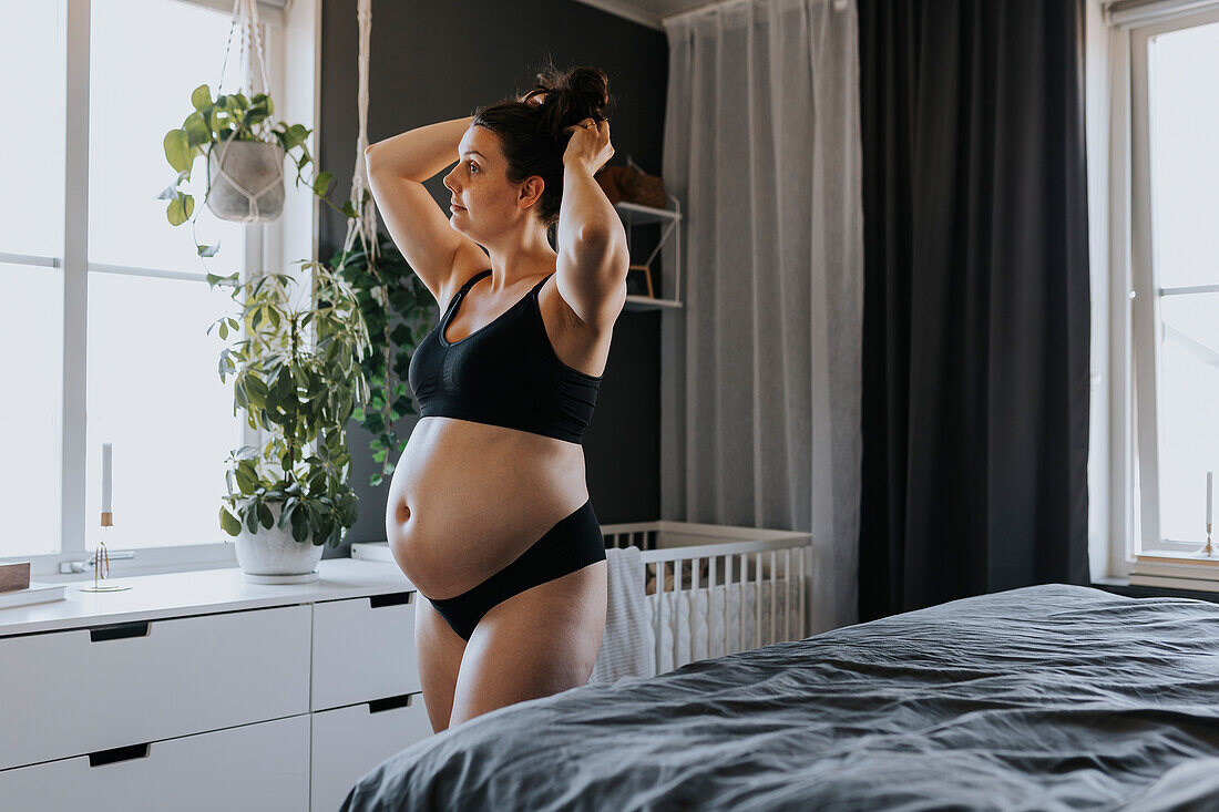 Schwangere Frau verbringt Zeit zu Hause