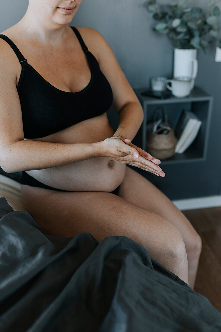 Schwangere Frau bei der Körperpflege