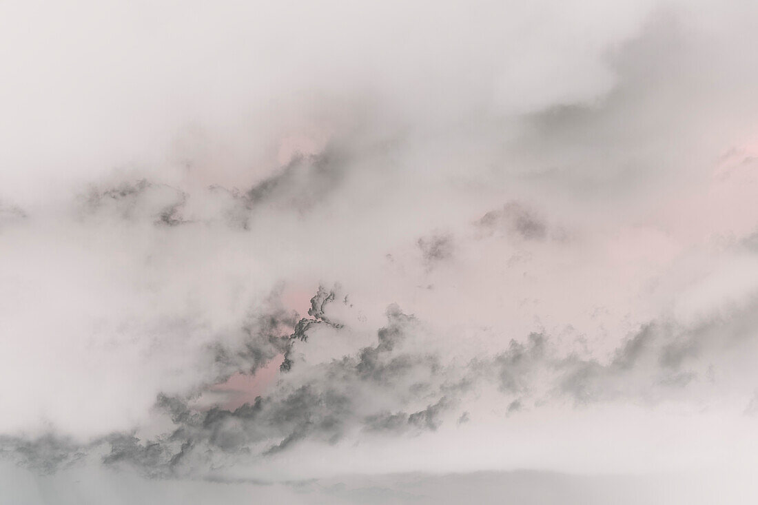 Abstrakte Wolken und Himmel in der Abenddämmerung, schwarzgrau und rosa Farben.
