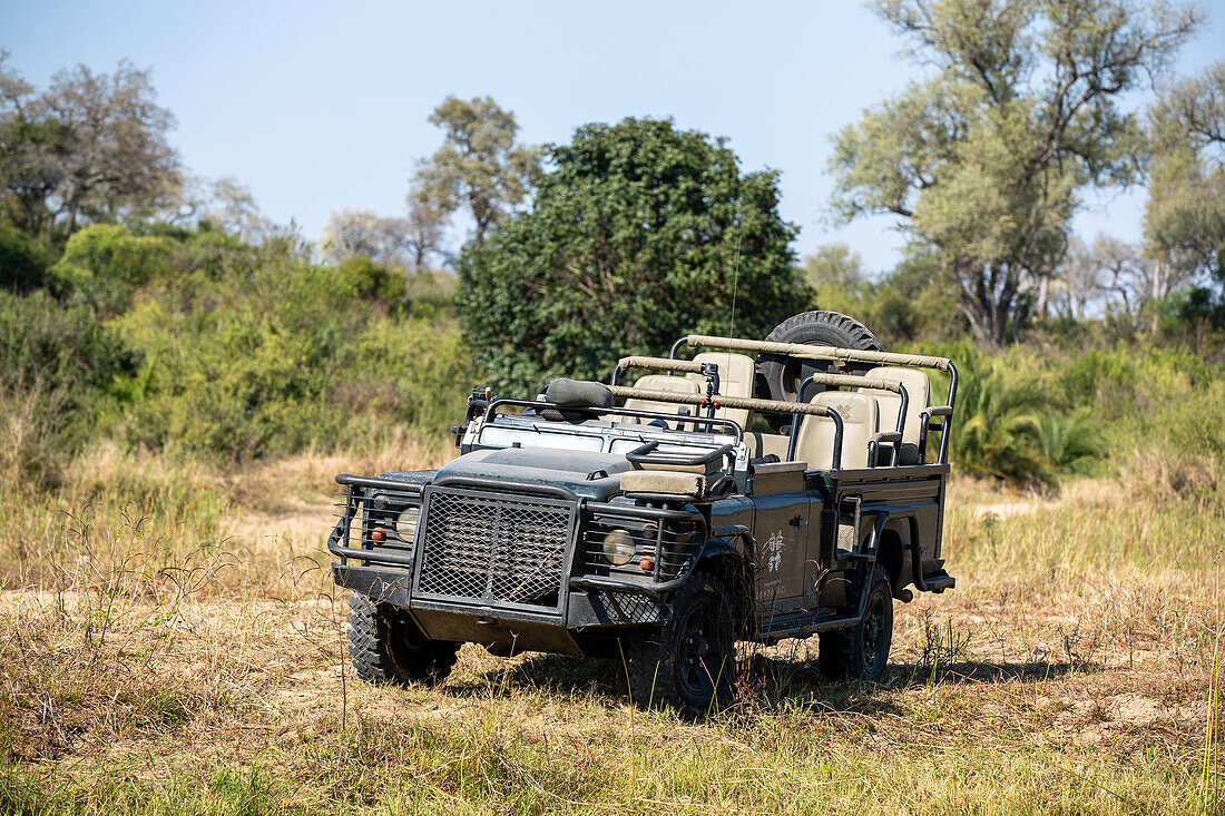 Ein Safarifahrzeug, geparkt in der afrikanischen Wildnis.