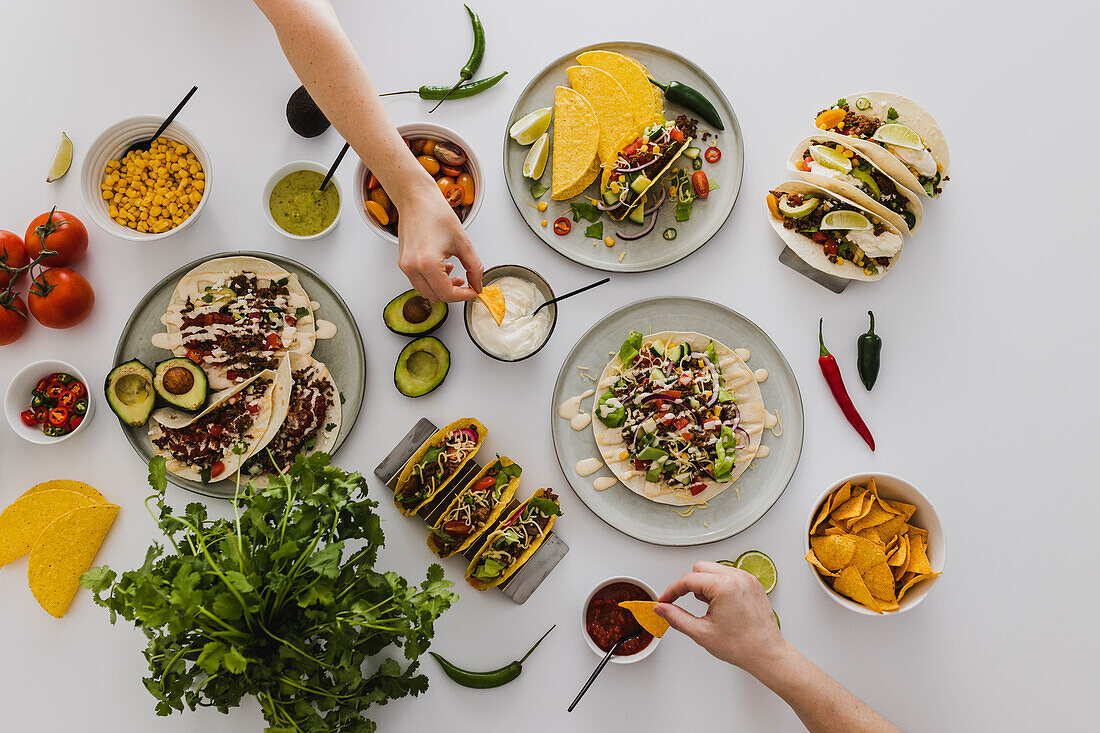 Menschen teilen sich verschiedene gesunde mexikanische Lebensmittel
