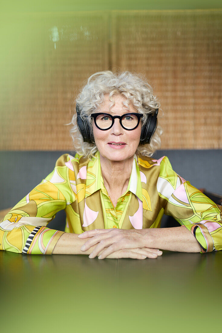 Porträt einer älteren Frau mit Kopfhörern